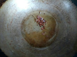 13、香辣凉拌三丝,锅中放入适量植物油，爆香花椒，把花椒捞出不要