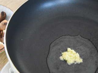 2、生菜就要这样做，美味下饭又不失营养,倒入少许油，爆香姜末