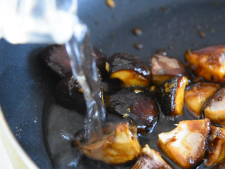 5、生菜就要这样做，美味下饭又不失营养,倒入80ml清水煮沸