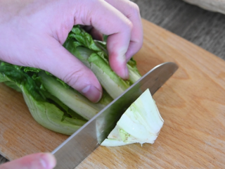 8、生菜就要这样做，美味下饭又不失营养,生菜洗净，去根