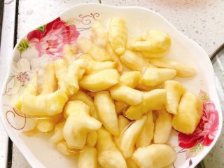 5、醋腌嫩生姜-可做早餐稀饭配菜,放入凉白开中清洗干净。