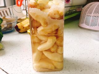 10、醋腌嫩生姜-可做早餐稀饭配菜,白醋倒入罐子中，倒至半罐水位。
