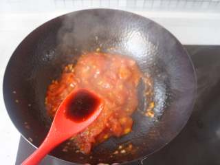 6、番茄肥牛刀削面,倒入生抽炒匀