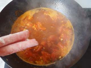 8、番茄肥牛刀削面,放入肥牛卷