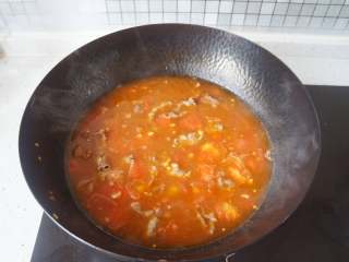 9、番茄肥牛刀削面,牛肉煮熟转小火