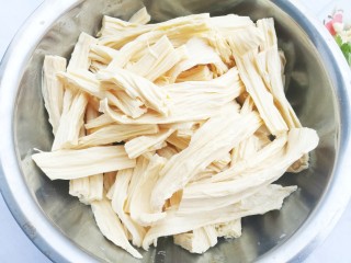 1、超级爽口的凉拌腐竹,泡好的腐竹切5cm左右的段。