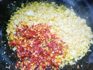 5、超级爽口的凉拌腐竹,加入辣椒粉爆香。