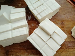 4、香菇焖豆腐,把豆腐切成块