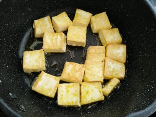7、香菇焖豆腐,煎制好一面换另一面煎制
