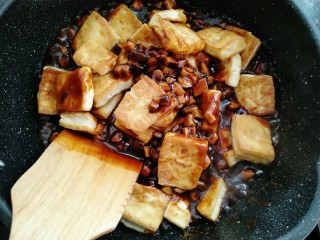 16、香菇焖豆腐,放入豆腐焖煮两分钟