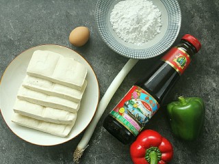 1、蚝油一口豆腐,准备好材料。