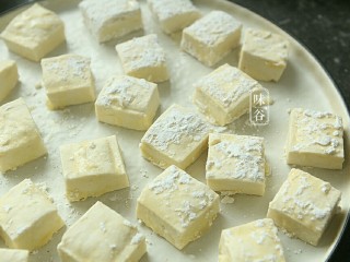 7、蚝油一口豆腐,把处理好的豆腐块放在干净无水的盘子上 。