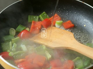 11、蚝油一口豆腐,放点水抄到彩椒断生。