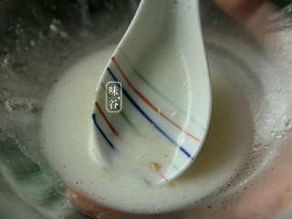 13、蚝油一口豆腐,准备好淀粉水（淀粉兑水）后倒入锅中翻炒。