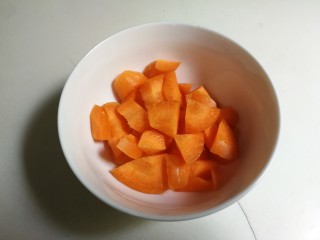2、嫩滑胡萝卜皮冻,胡萝卜切成小块