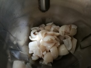 5、嫩滑胡萝卜皮冻,肉皮放入豆浆机