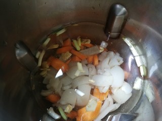 10、嫩滑胡萝卜皮冻,放入清水，安装好豆浆机启动米糊键工作