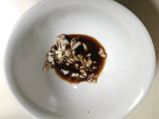 13、嫩滑胡萝卜皮冻,放入一勺醋