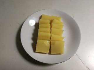 15、嫩滑胡萝卜皮冻,皮冻切成块放入盘中