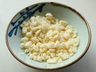 2、肉松小贝,冻干苹果干压碎，有些小颗粒更好。