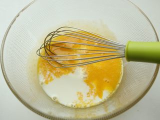 4、肉松小贝,加入牛奶，搅匀。
