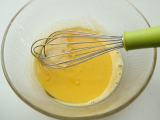 5、肉松小贝,加入玉米油，搅匀。