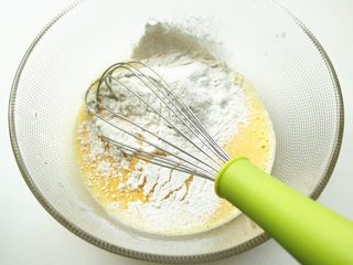 6、肉松小贝,筛入低筋面粉。