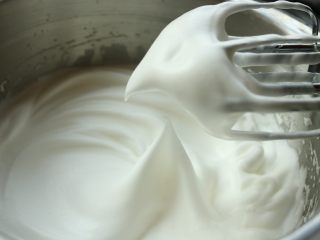 9、肉松小贝,一次性加入所有剩下的白砂糖，打发到大弯勾状态