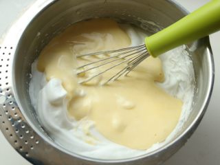 11、肉松小贝,再倒回到剩余蛋白霜里。