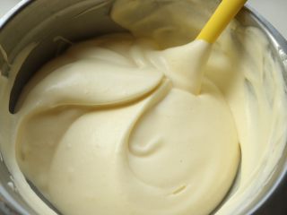 12、肉松小贝,继续之字形拌匀。拌好的蛋糕糊非常细腻，也有一定的纹理。