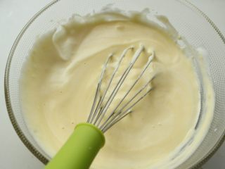 10、肉松小贝,挖一勺蛋白到蛋黄糊里，用手抽拌匀