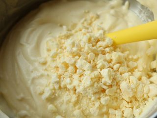 13、肉松小贝,加入刚才压碎的果干粒，略微拌匀即可