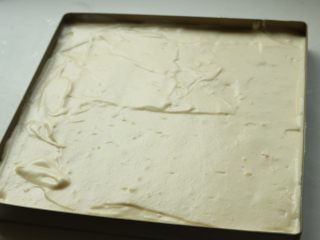 14、肉松小贝,蛋糕糊装入烤盘，用刮刀刮平表面。