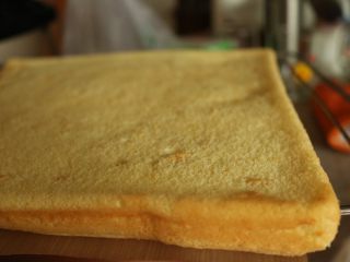 16、肉松小贝,略微震一下热气，拿出蛋糕片。