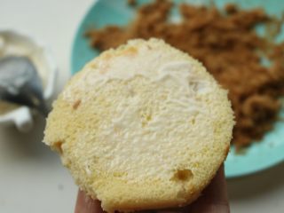 18、肉松小贝,抹上沙拉酱。