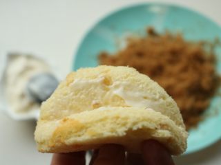 19、肉松小贝,对折粘合起来