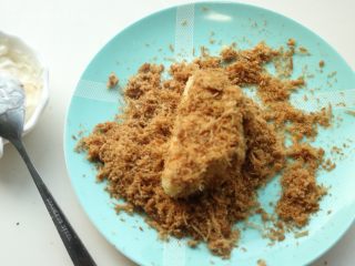 20、肉松小贝,外面也抹上沙拉酱，在肉松里滚一下，沾满肉松。肉松小贝就完成了。