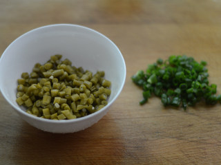 2、武汉热干面,酸豆角切丁，葱切碎沫（还可以加些萝卜干，但家里没有了)