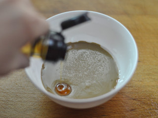 6、武汉热干面,调入少许盐和芝麻油