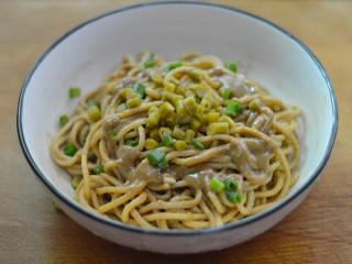 11、武汉热干面,摆上酸豆角和香葱，拌匀即可