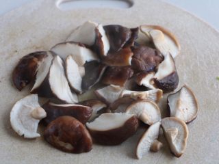 3、土豆烧香菇,捞出沥干水分，切成小块；
