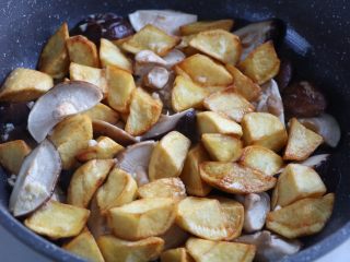 8、土豆烧香菇,放入炸好的土豆继续翻炒；