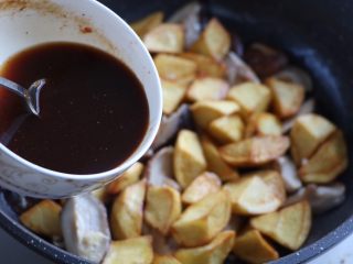 9、土豆烧香菇,倒入酱汁；