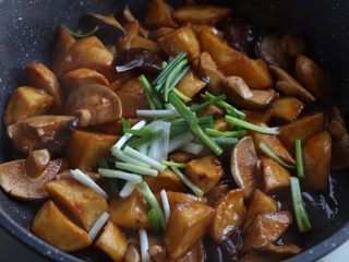 12、土豆烧香菇,出锅之前放入小葱段即可；