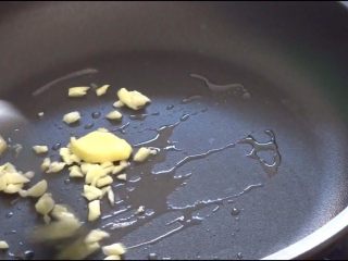 1、酸汤肥牛(简单版),加入姜蒜炒香