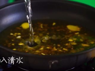 3、酸汤肥牛(简单版),加入清水至煮沸