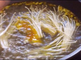 4、酸汤肥牛(简单版),加入食材