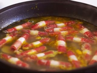 5、酸汤肥牛(简单版),加入食材,煮肉食的时候可以加入料酒去腥