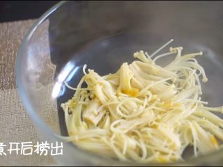 6、酸汤肥牛(简单版),食材煮熟后捞出,这里省略了