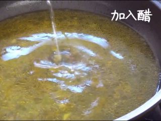 8、酸汤肥牛(简单版),加入盐糖后,加入醋,这里可以蚝油,生抽都可以